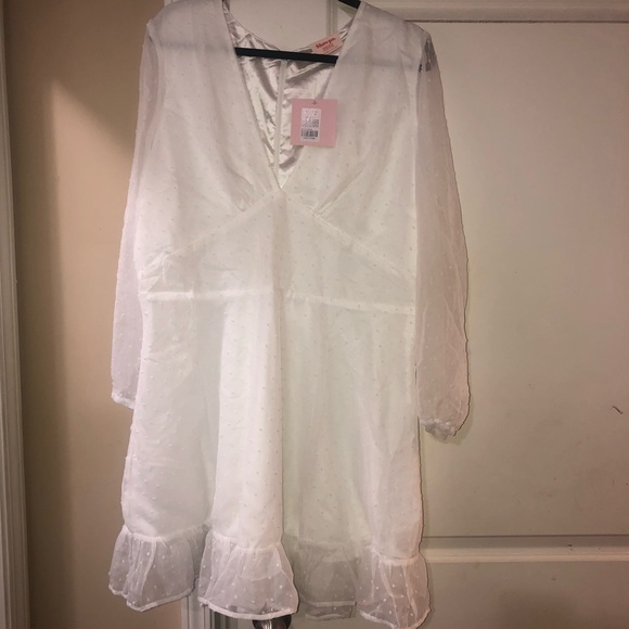Selling a White dot embroidered dress - Picture 2 of 2